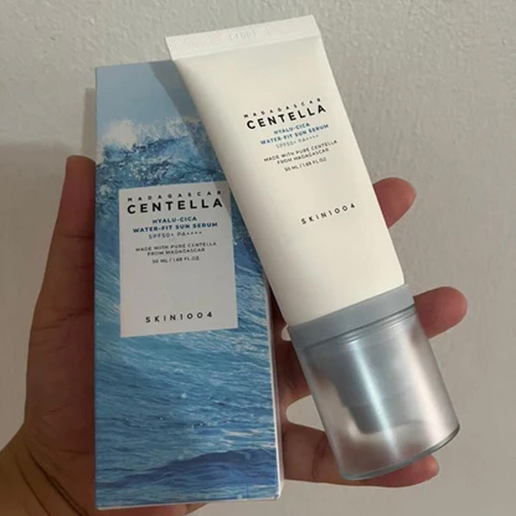 کرم ضد آفتاب اصل بدون رنگ سنتلا، 50 SPF، مدل 1004، مناسب پوست حساس، نرمال و خشک و حجم 50 میلیلیتر، محافظت کننده در برابر اشعه UVA و UVB، بدون تست حیوانی، ++++PA، آبرسان، ضد التهاب، با ماندگاری 3 ساعته